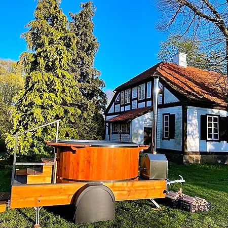 Hotel W Zabytkowej Stajni Nad Jeziorem Z Dostepem Do Parku I Sasiedztwem Xix Wiecznego Dworku Modrzewiowego Szteklin