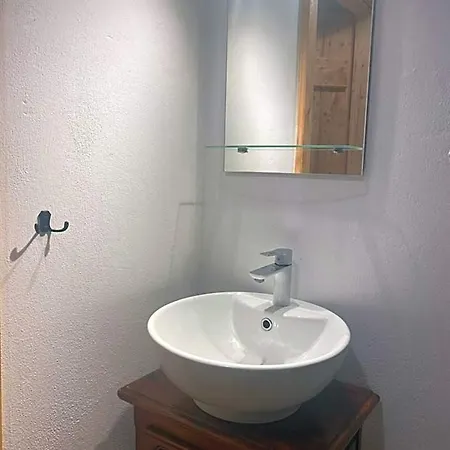 Hotel W Zabytkowej Stajni Nad Jeziorem Z Dostepem Do Parku I Sasiedztwem Xix Wiecznego Dworku Modrzewiowego Szteklin