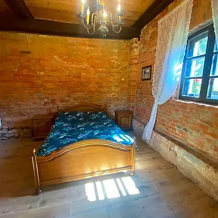 Hotel W Zabytkowej Stajni Nad Jeziorem Z Dostepem Do Parku I Sasiedztwem Xix Wiecznego Dworku Modrzewiowego
