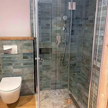 W Zabytkowej Stajni Nad Jeziorem Z Dostepem Do Parku I Sasiedztwem Xix Wiecznego Dworku Modrzewiowego Hotel
