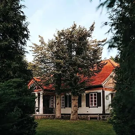 W Zabytkowej Stajni Nad Jeziorem Z Dostepem Do Parku I Sasiedztwem Xix Wiecznego Dworku Modrzewiowego * Szteklin
