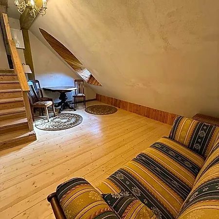 Hotel W Zabytkowej Stajni Nad Jeziorem Z Dostepem Do Parku I Sasiedztwem Xix Wiecznego Dworku Modrzewiowego *