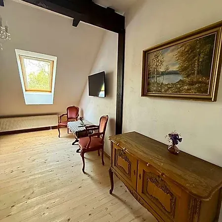 W Zabytkowej Stajni Nad Jeziorem Z Dostepem Do Parku I Sasiedztwem Xix Wiecznego Dworku Modrzewiowego Hotel Szteklin