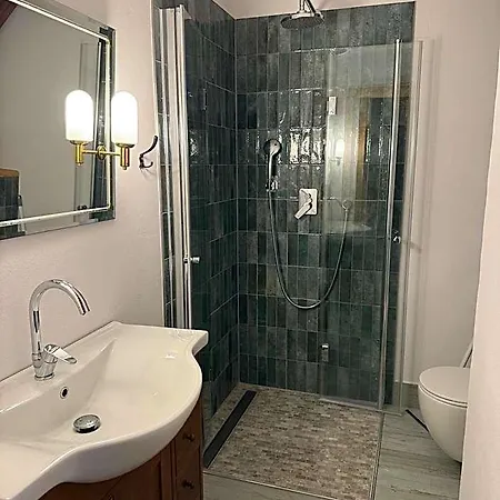 W Zabytkowej Stajni Nad Jeziorem Z Dostepem Do Parku I Sasiedztwem Xix Wiecznego Dworku Modrzewiowego Hotel *